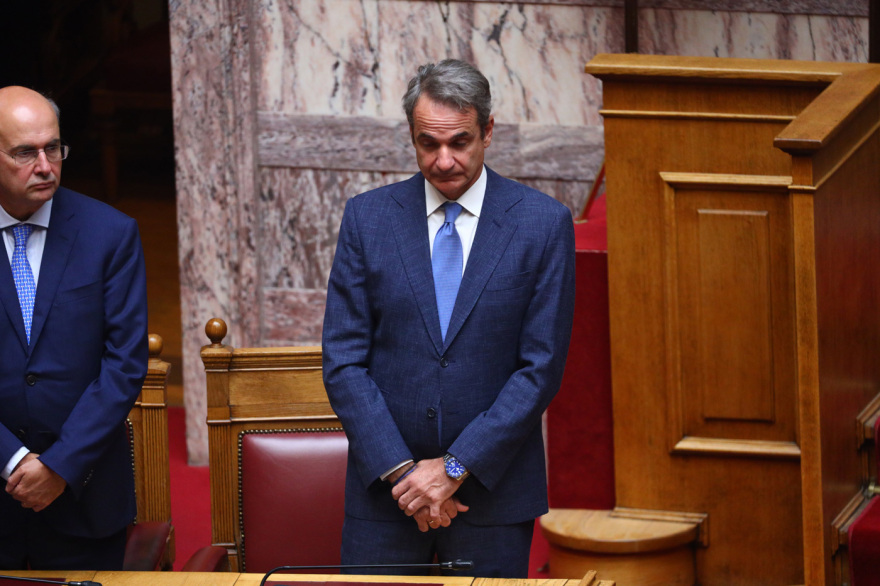 Αγιασμός της Βουλής από τον Αρχιεπίσκοπο Ιερώνυμο με πηγαδάκια και τετ α τετ βουλευτών μετά την παραίτηση Τσίπρα