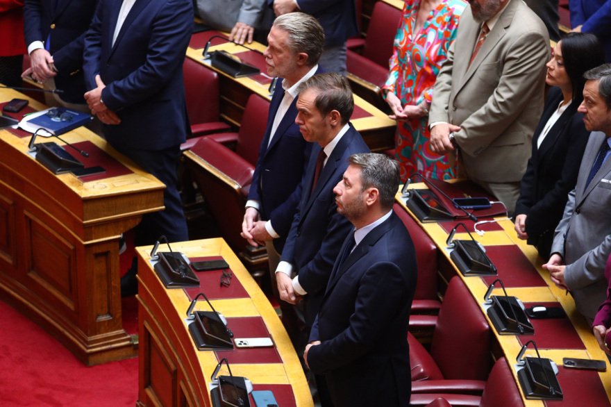 Αγιασμός της Βουλής από τον Αρχιεπίσκοπο Ιερώνυμο με πηγαδάκια και τετ α τετ βουλευτών μετά την παραίτηση Τσίπρα