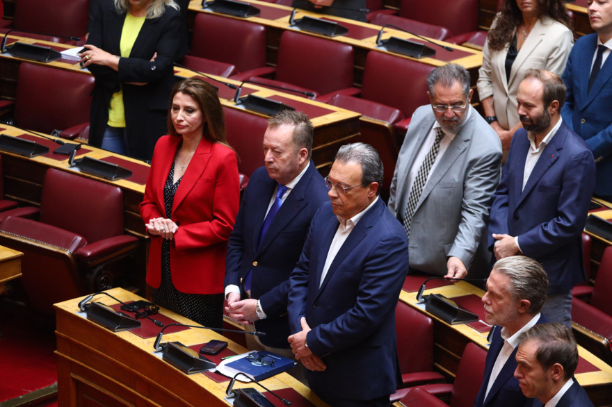 Αγιασμός της Βουλής από τον Αρχιεπίσκοπο Ιερώνυμο με πηγαδάκια και τετ α τετ βουλευτών μετά την παραίτηση Τσίπρα