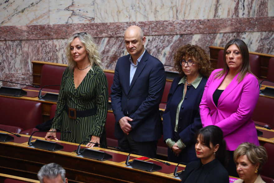 Αγιασμός της Βουλής από τον Αρχιεπίσκοπο Ιερώνυμο με πηγαδάκια και τετ α τετ βουλευτών μετά την παραίτηση Τσίπρα