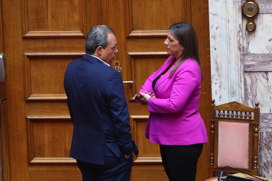 Αγιασμός της Βουλής από τον Αρχιεπίσκοπο Ιερώνυμο με πηγαδάκια και τετ α τετ βουλευτών μετά την παραίτηση Τσίπρα