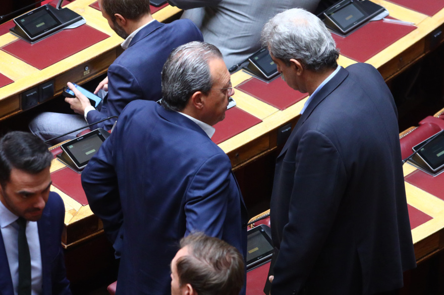 Αγιασμός της Βουλής από τον Αρχιεπίσκοπο Ιερώνυμο με πηγαδάκια και τετ α τετ βουλευτών μετά την παραίτηση Τσίπρα