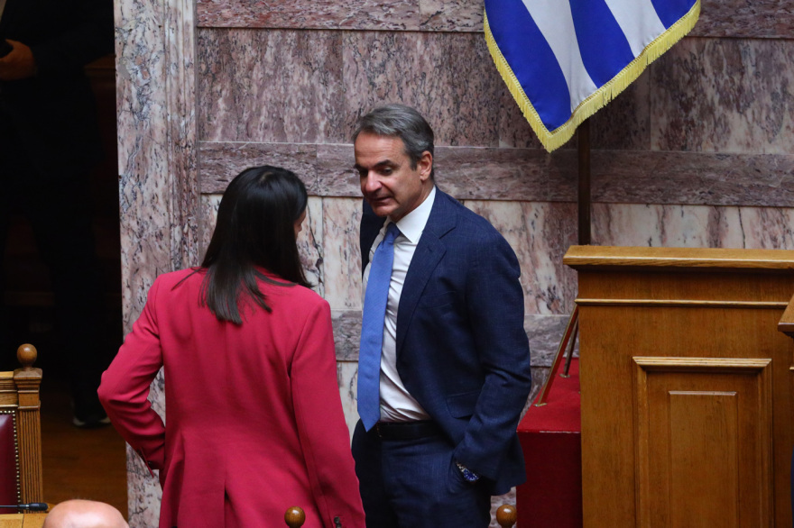 Αγιασμός της Βουλής από τον Αρχιεπίσκοπο Ιερώνυμο με πηγαδάκια και τετ α τετ βουλευτών μετά την παραίτηση Τσίπρα