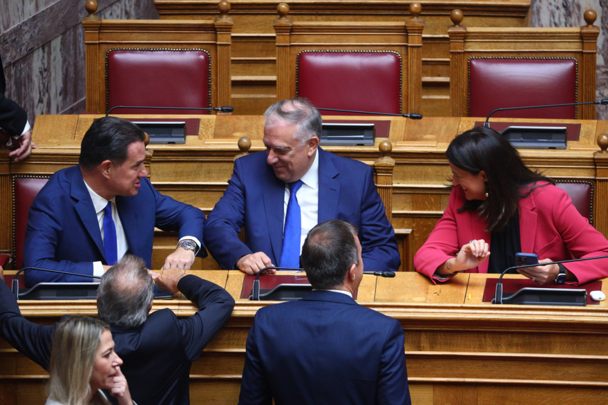 Αγιασμός της Βουλής από τον Αρχιεπίσκοπο Ιερώνυμο με πηγαδάκια και τετ α τετ βουλευτών μετά την παραίτηση Τσίπρα