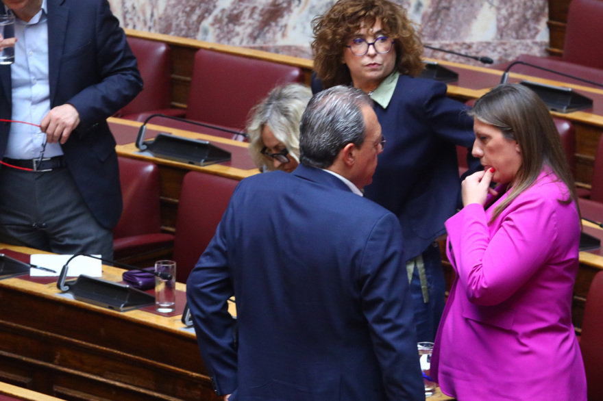 Αγιασμός της Βουλής από τον Αρχιεπίσκοπο Ιερώνυμο με πηγαδάκια και τετ α τετ βουλευτών μετά την παραίτηση Τσίπρα