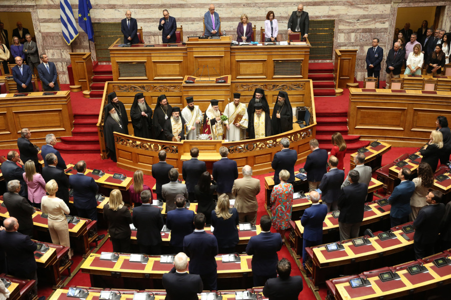 Φωτογραφίες από τον αγιασμό της Βουλής από τον Αρχιεπίσκοπο Ιερώνυμο - «Δύναμη, υπομονή και εργατικότητα» είπε προς όλους