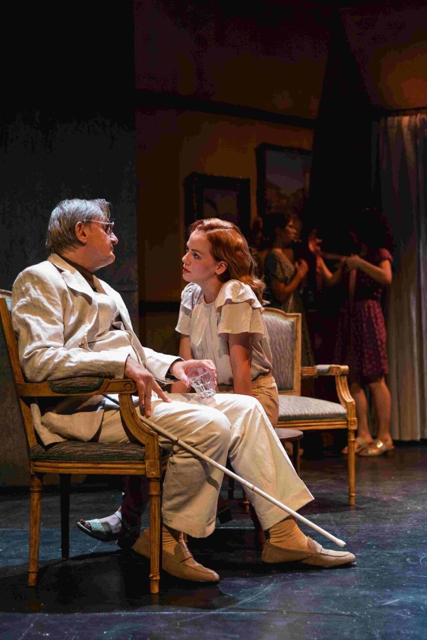 Άκης Σακελλαρίου: Υποδύεται τον ρόλο του Αλ Πατσίνο στο θεατρικό «Άρωμα γυναίκας» - Δείτε βίντεο 