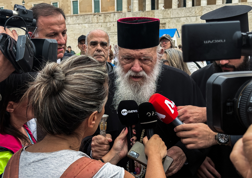 Ο Αρχιεπίσκοπος Ιερώνυμος επισκέφθηκε τον Πάνο Ρούτσι στο Σύνταγμα - Δείτε φωτογραφίες και βίντεο