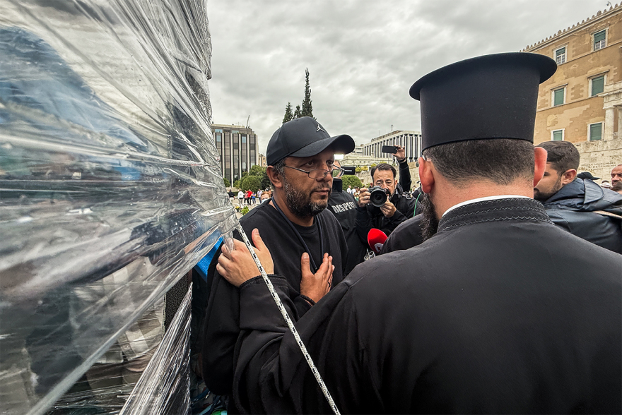Ο Αρχιεπίσκοπος Ιερώνυμος επισκέφθηκε τον Πάνο Ρούτσι στο Σύνταγμα - Δείτε φωτογραφίες και βίντεο