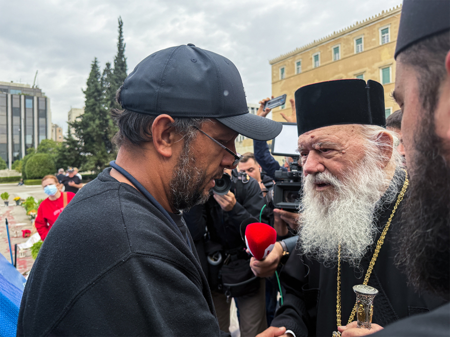 Ο Αρχιεπίσκοπος Ιερώνυμος επισκέφθηκε τον Πάνο Ρούτσι στο Σύνταγμα - Δείτε φωτογραφίες και βίντεο