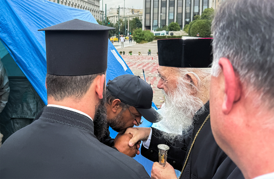 Ο Αρχιεπίσκοπος Ιερώνυμος επισκέφθηκε τον Πάνο Ρούτσι στο Σύνταγμα - Δείτε φωτογραφίες και βίντεο