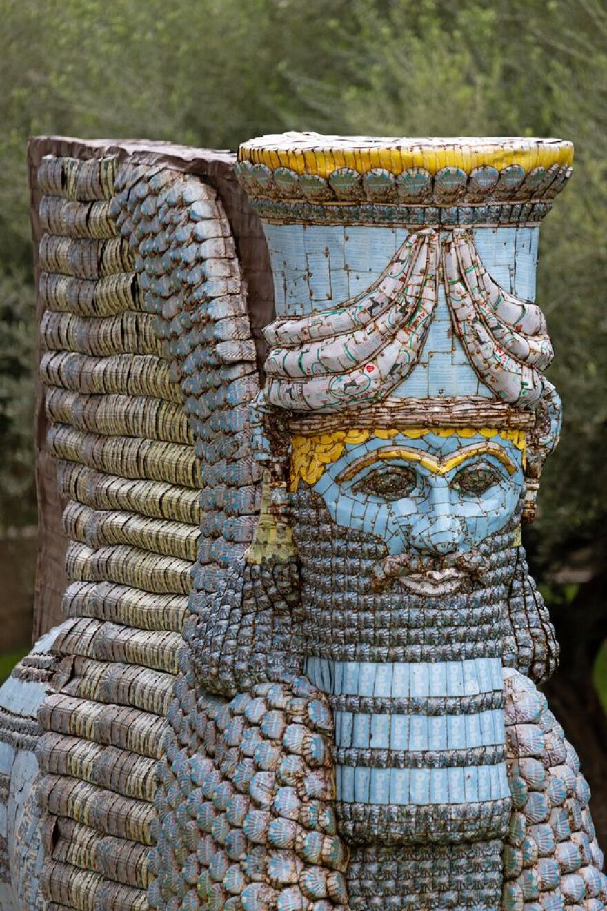 Μουσείο Ακρόπολης: Ένα εντυπωσιακό αντιπολεμικό γλυπτό του Michael Rakowitz εγκαταστάθηκε στον εξωτερικό χώρο του