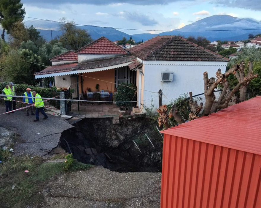 Άνοιξε κρατήρας δίπλα σε σπίτια στις Φυτείες Αιτωλοακαρνανίας - Δείτε φωτογραφίες
