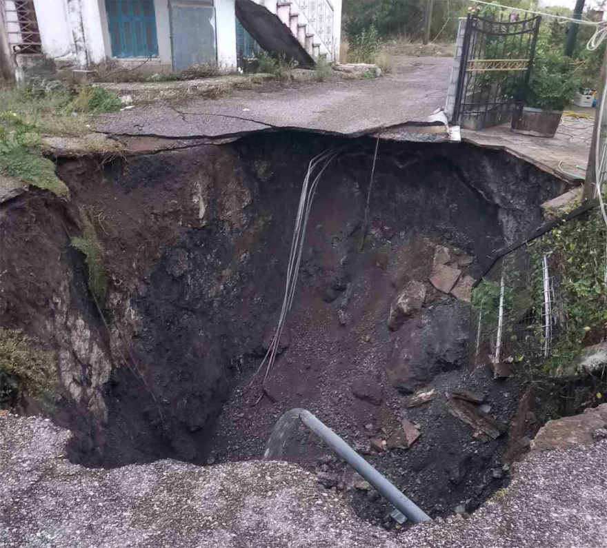 Άνοιξε κρατήρας δίπλα σε σπίτια στις Φυτείες Αιτωλοακαρνανίας - Δείτε φωτογραφίες