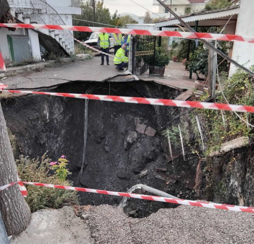 Άνοιξε κρατήρας δίπλα σε σπίτια στις Φυτείες Αιτωλοακαρνανίας - Δείτε φωτογραφίες