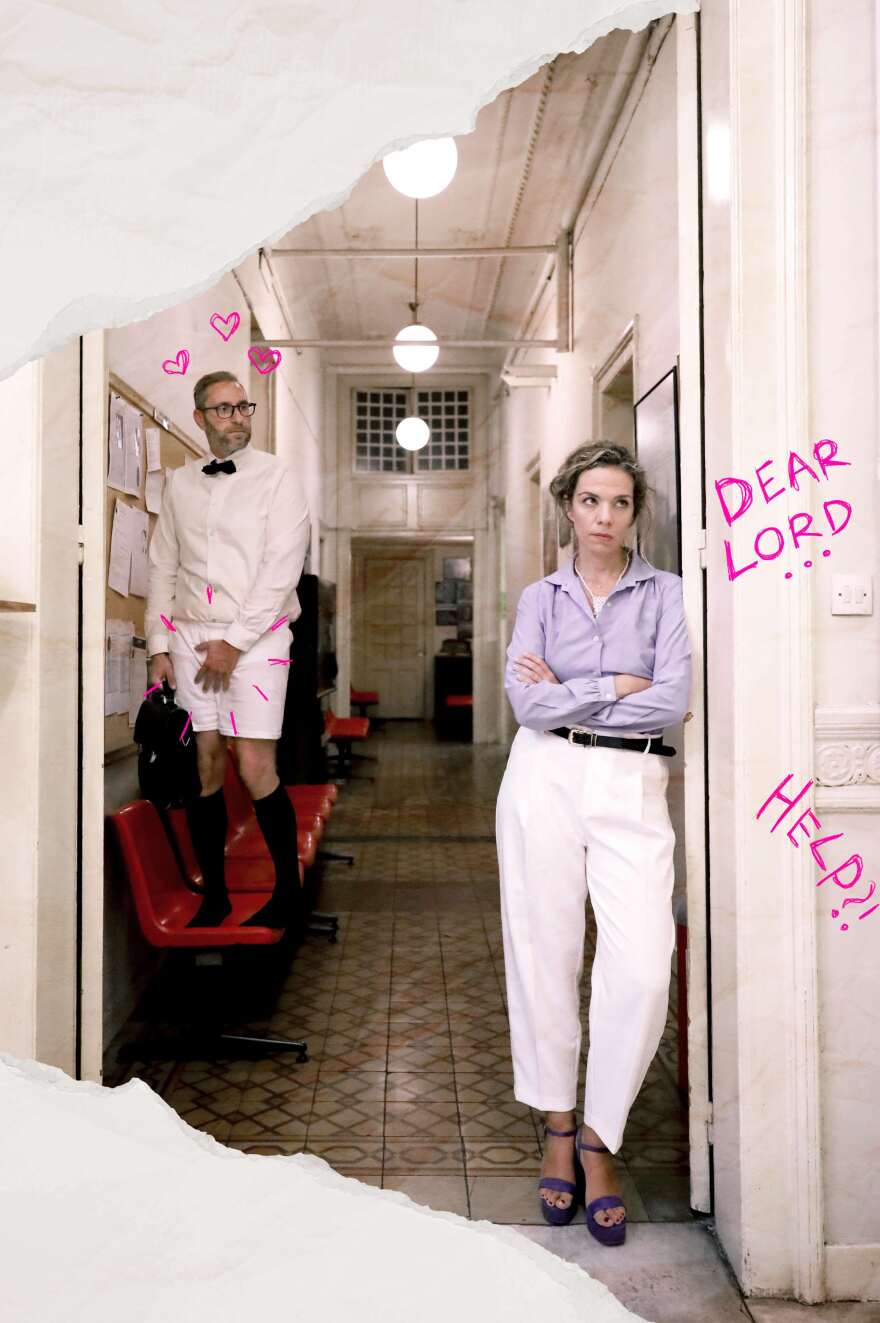 Όταν ένα σχολείο μετατρέπεται σε... δικαστήριο: Μια θεατρική παράσταση ανάμεσα σε κοινωνικό δράμα και σουρεαλιστική κωμωδία
