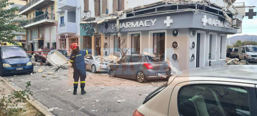 Κατέρρευσαν μπαλκόνια σε κεντρικό δρόμο στο Λαύριο, μεγάλες ζημιές - Δείτε φωτογραφίες