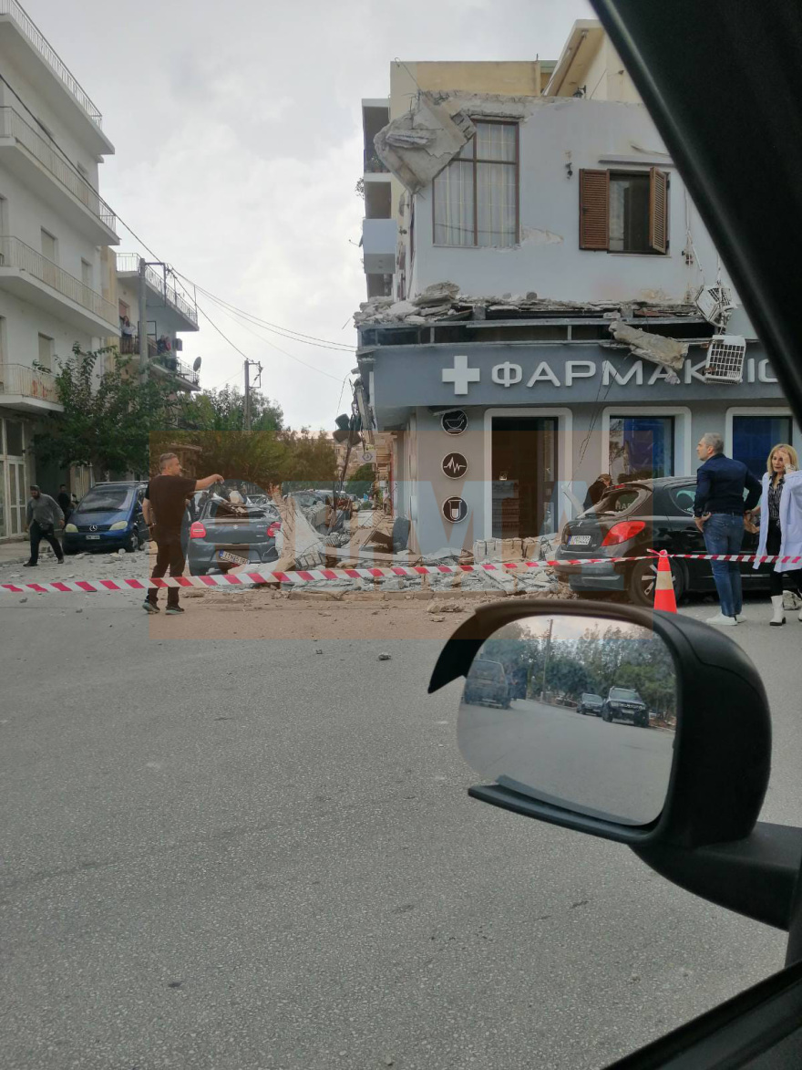 Κατέρρευσαν μπαλκόνια σε κεντρικό δρόμο στο Λαύριο, μεγάλες ζημιές - Δείτε φωτογραφίες