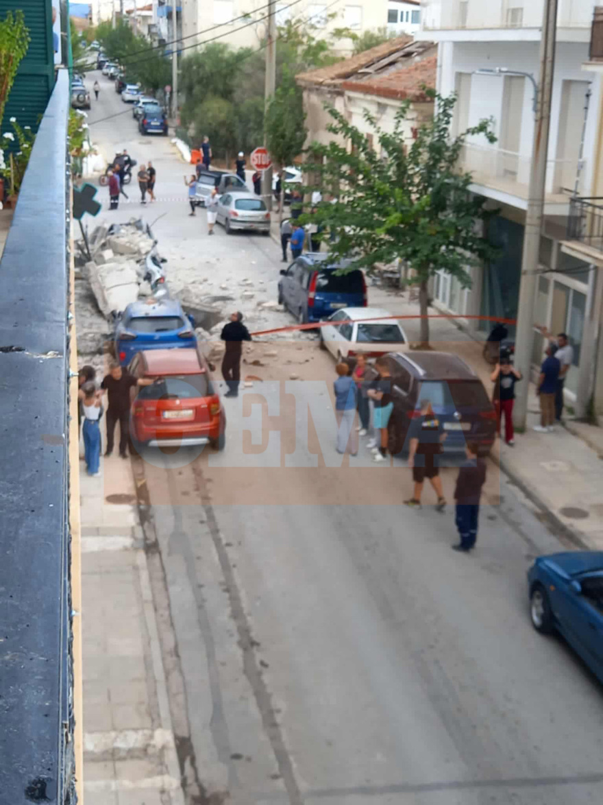 Κατέρρευσαν μπαλκόνια σε κεντρικό δρόμο στο Λαύριο, μεγάλες ζημιές - Δείτε φωτογραφίες