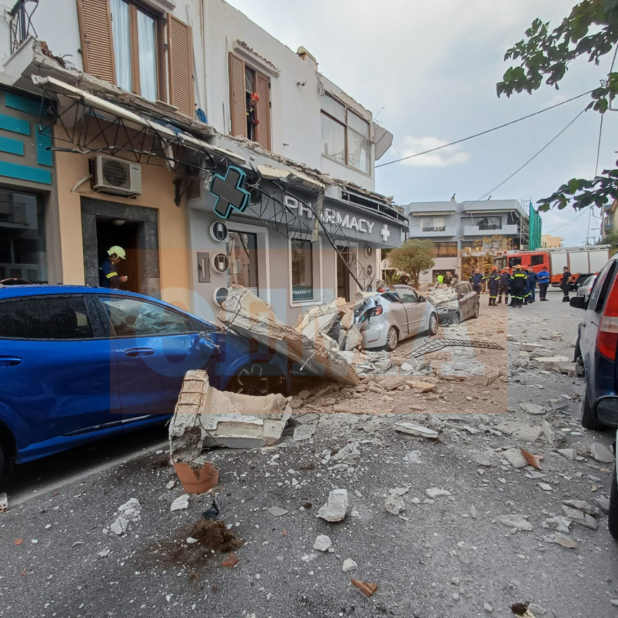 Κατέρρευσαν μπαλκόνια σε κεντρικό δρόμο στο Λαύριο, μεγάλες ζημιές - Δείτε φωτογραφίες