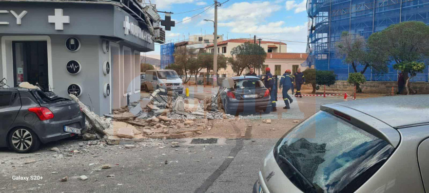 Κατέρρευσαν μπαλκόνια σε κεντρικό δρόμο στο Λαύριο, μεγάλες ζημιές - Δείτε φωτογραφίες