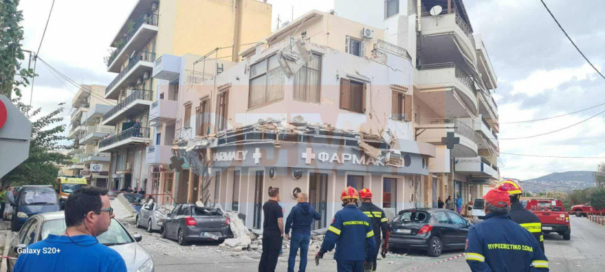 Κατέρρευσαν μπαλκόνια σε κεντρικό δρόμο στο Λαύριο, μεγάλες ζημιές - Δείτε φωτογραφίες