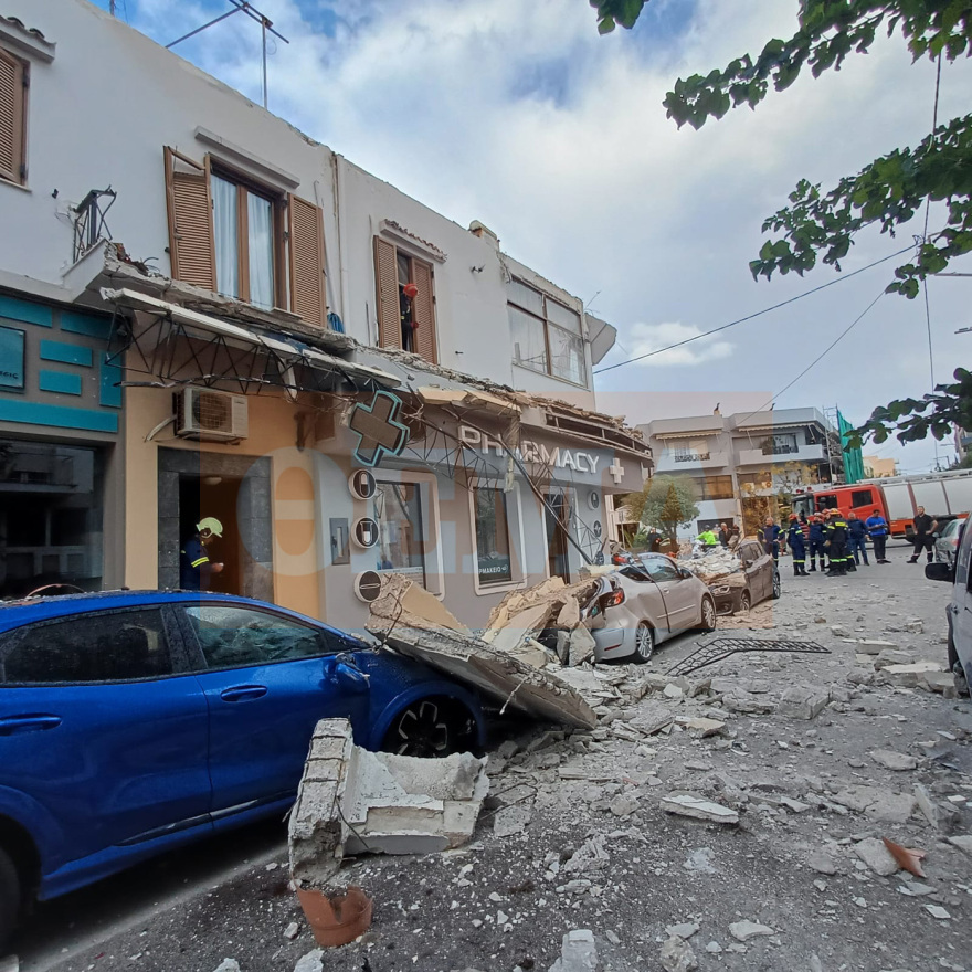 Κατέρρευσαν μπαλκόνια σε κεντρικό δρόμο στο Λαύριο, μεγάλες ζημιές - Δείτε φωτογραφίες