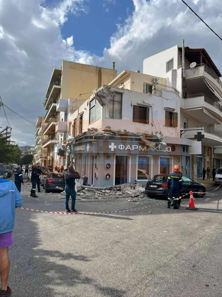 Κατέρρευσαν μπαλκόνια σε κεντρικό δρόμο στο Λαύριο, μεγάλες ζημιές - Δείτε φωτογραφίες