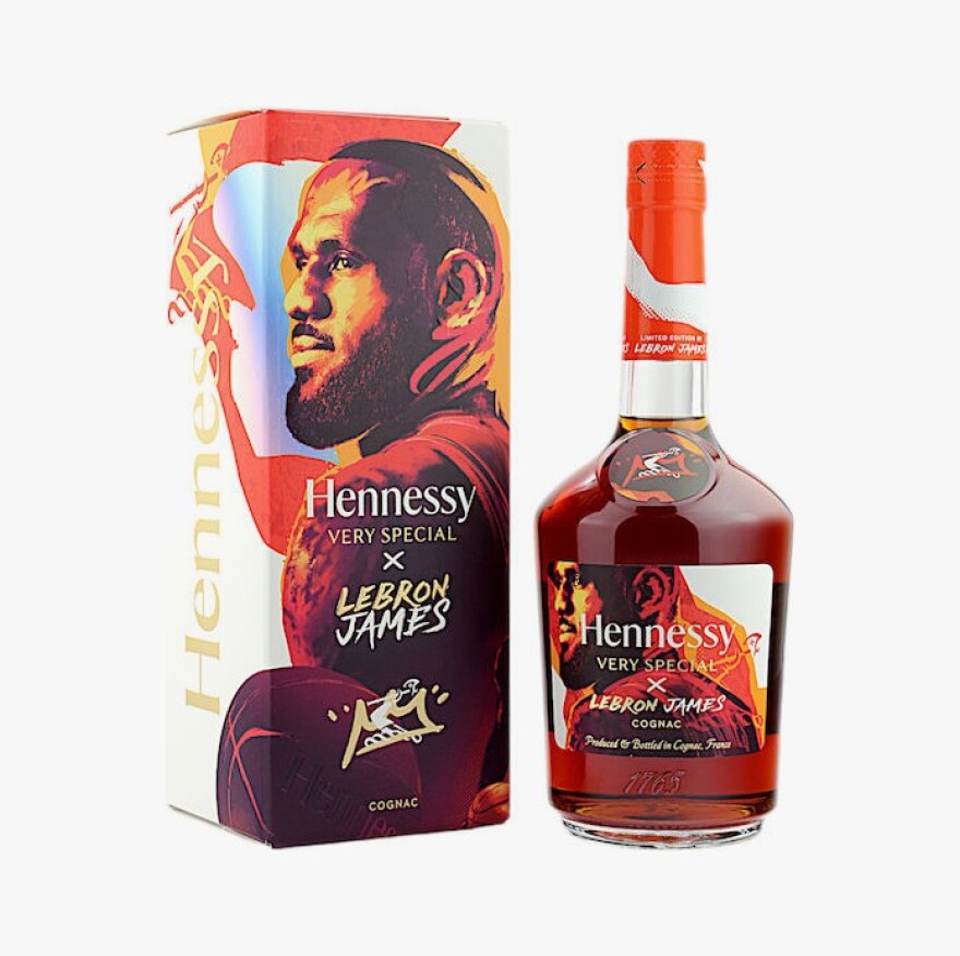 Τρόλαρε όλη την υφήλιο ο ΛεΜπρόν Τζέιμς: Δεν ανακοίνωσε την απόσυρσή του, αλλά συνεργασία με μάρκα κονιάκ - Βίντεο 