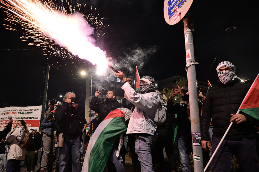 Επεισόδια έξω από την ισραηλινή πρεσβεία στη λήξη της πορείας για τη Γάζα
