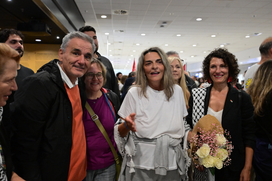 Ο Ευάγγελος Αποστολάκης υποδέχθηκε χθες τον γιο του στο αεροδρόμιο - Ήταν στους 27 συλληφθέντες στο Ισραήλ