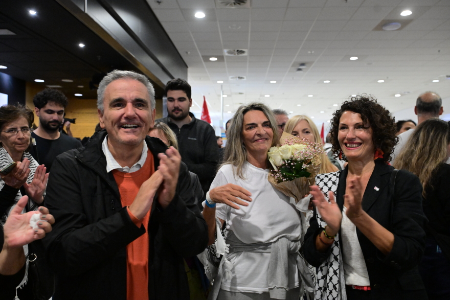 Ο Ευάγγελος Αποστολάκης υποδέχθηκε χθες τον γιο του στο αεροδρόμιο - Ήταν στους 27 συλληφθέντες στο Ισραήλ