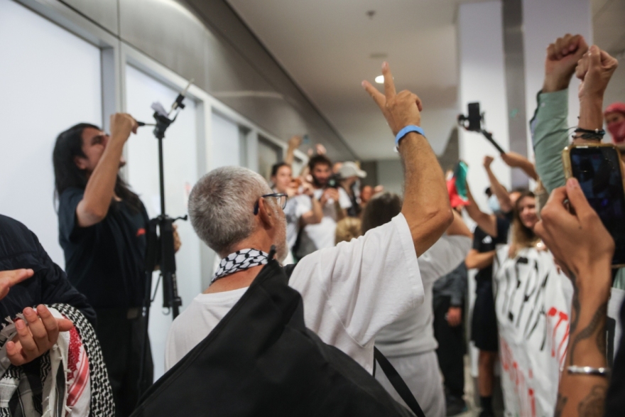 Ο Ευάγγελος Αποστολάκης υποδέχθηκε χθες τον γιο του στο αεροδρόμιο - Ήταν στους 27 συλληφθέντες στο Ισραήλ