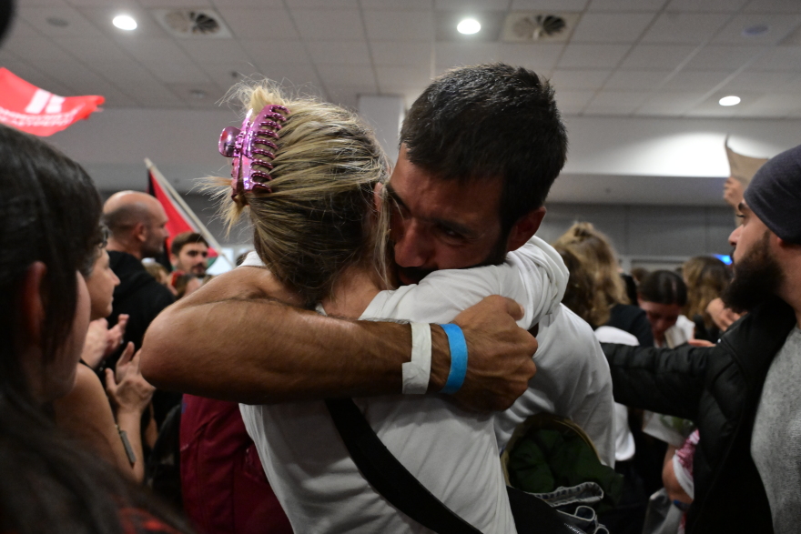 Ο Ευάγγελος Αποστολάκης υποδέχθηκε χθες τον γιο του στο αεροδρόμιο - Ήταν στους 27 συλληφθέντες στο Ισραήλ