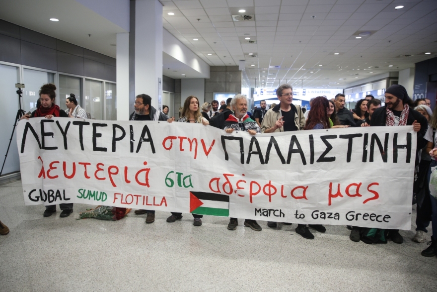 Ο Ευάγγελος Αποστολάκης υποδέχθηκε χθες τον γιο του στο αεροδρόμιο - Ήταν στους 27 συλληφθέντες στο Ισραήλ