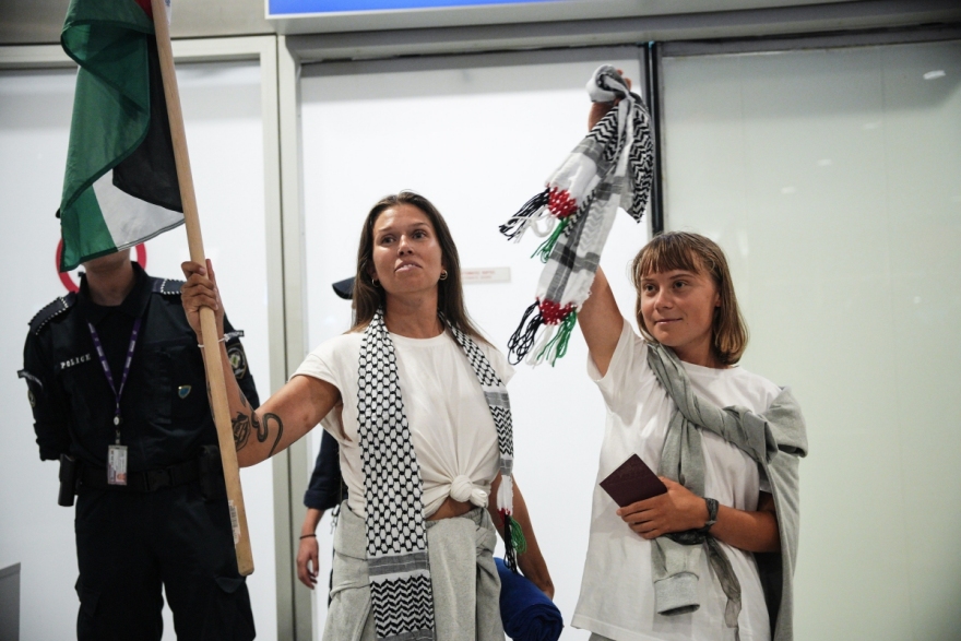 Ο Ευάγγελος Αποστολάκης υποδέχθηκε χθες τον γιο του στο αεροδρόμιο - Ήταν στους 27 συλληφθέντες στο Ισραήλ