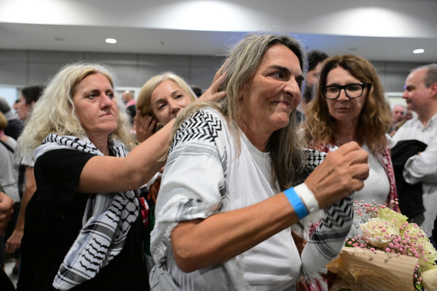 Ο Ευάγγελος Αποστολάκης υποδέχθηκε χθες τον γιο του στο αεροδρόμιο - Ήταν στους 27 συλληφθέντες στο Ισραήλ