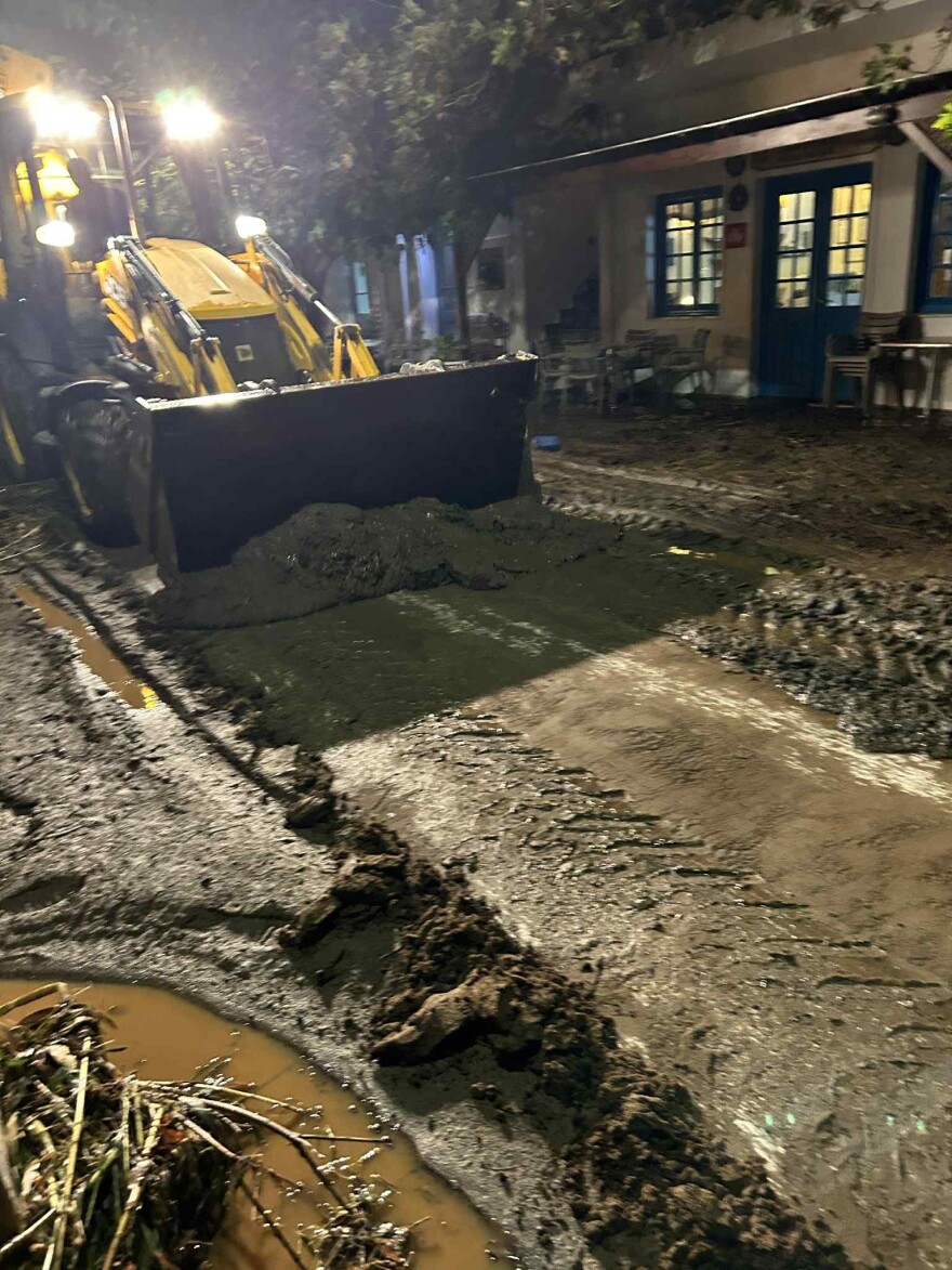 Άνδρος: Υπερχείλισε ποτάμι λόγω καταιγίδας - Πλημμύρισαν με λάσπη οι δρόμοι, δείτε φωτογραφίες