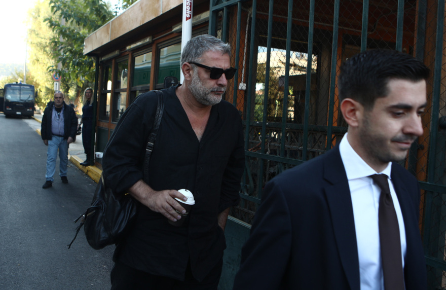 Στην Ευελπίδων ο Βασίλης Μπισμπίκης για το τροχαίο που προκάλεσε στη Φιλοθέη - Δείτε βίντεο και φωτογραφίες 