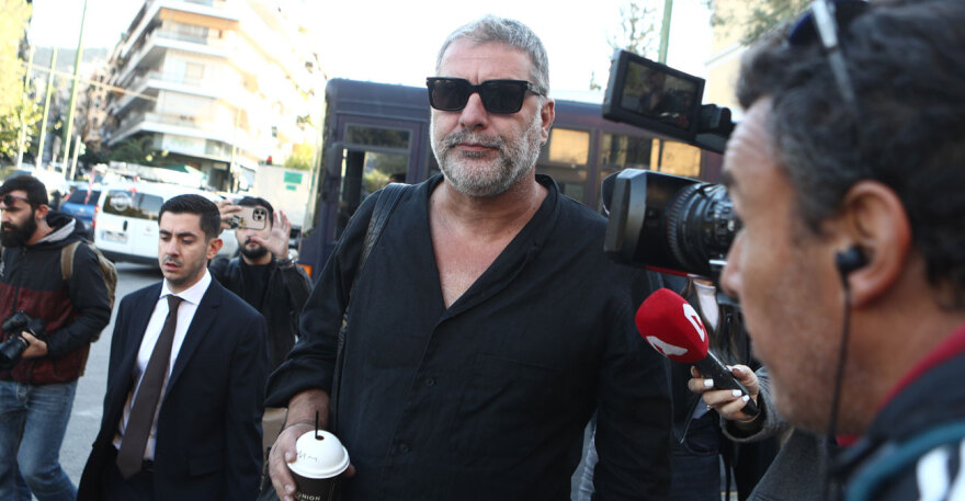 Στην Ευελπίδων ο Βασίλης Μπισμπίκης για το τροχαίο που προκάλεσε στη Φιλοθέη - Δείτε βίντεο και φωτογραφίες 