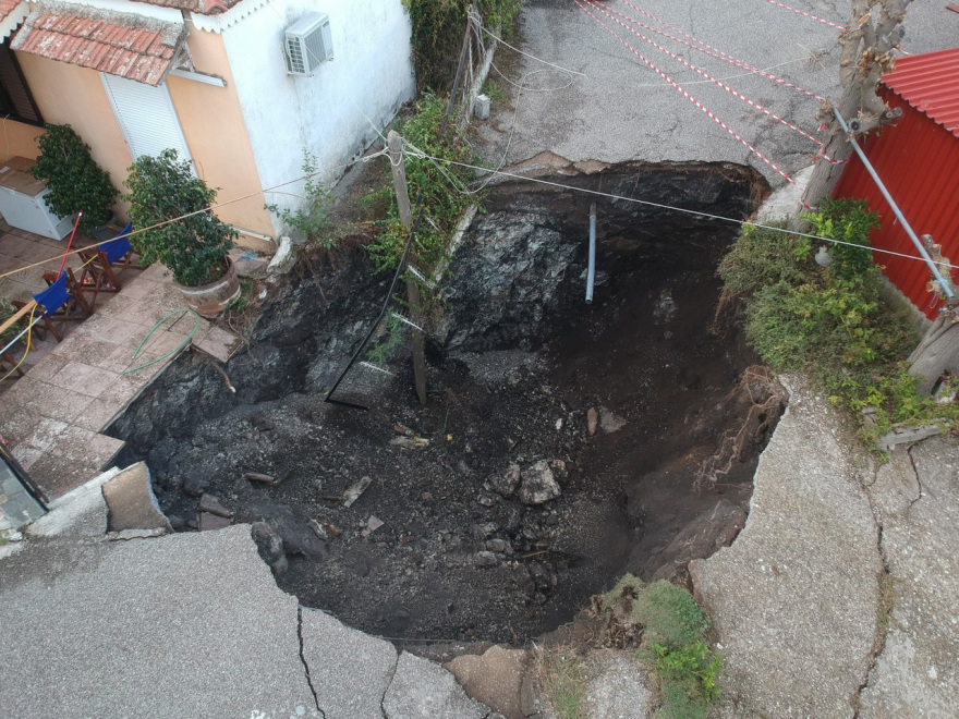Νέες εικόνες από τις Φυτείες Αιτωλοακαρνανίας - Τι προκάλεσε τον κρατήρα έξι μέτρων ανάμεσα σε σπίτια 