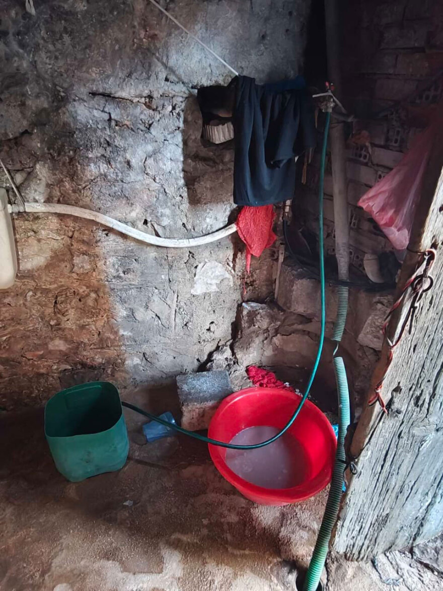 Βίντεο και φωτογραφίες από την επιχείρηση της ΕΛΑΣ για την εξάρθρωση κυκλώματος που εκμεταλλευόταν αλλοδαπούς εργάτες
