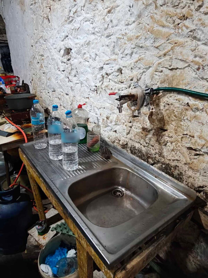 Βίντεο και φωτογραφίες από την επιχείρηση της ΕΛΑΣ για την εξάρθρωση κυκλώματος που εκμεταλλευόταν αλλοδαπούς εργάτες