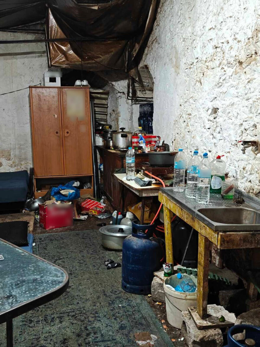 Βίντεο και φωτογραφίες από την επιχείρηση της ΕΛΑΣ για την εξάρθρωση κυκλώματος που εκμεταλλευόταν αλλοδαπούς εργάτες