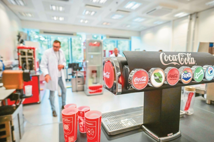 Στα άδυτα του R&D κέντρου που σχεδιάζει το μέλλον της γεύσης