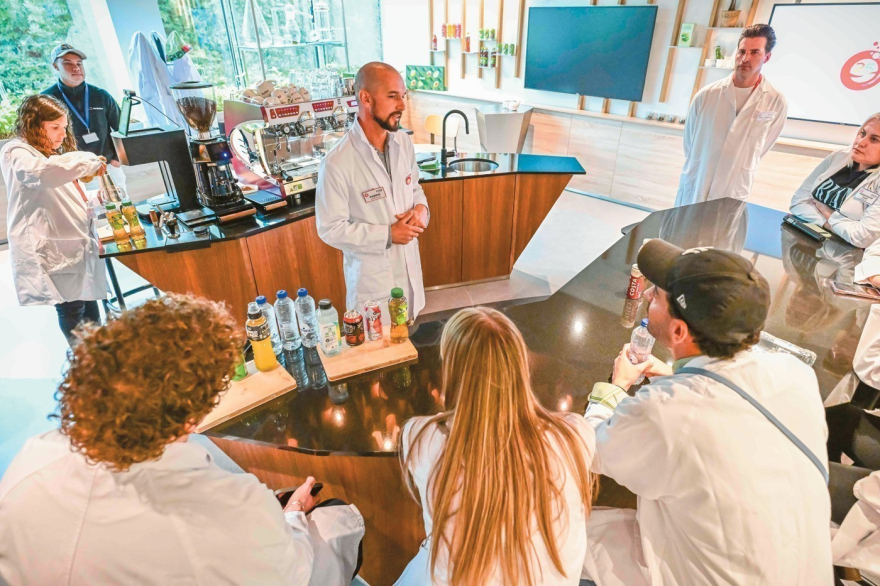 Στα άδυτα του R&D κέντρου που σχεδιάζει το μέλλον της γεύσης