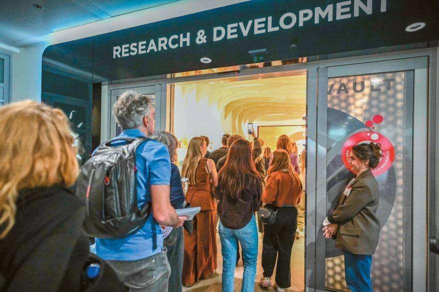 Στα άδυτα του R&D κέντρου που σχεδιάζει το μέλλον της γεύσης