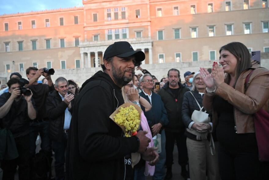 Συγκέντρωση στο Σύνταγμα, «συνεχίζω μέχρι τέλους» είπε ο Ρούτσι - Δείτε βίντεο και φωτογραφίες