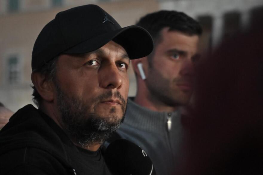 Συγκέντρωση στο Σύνταγμα, «συνεχίζω μέχρι τέλους» είπε ο Ρούτσι - Δείτε βίντεο και φωτογραφίες