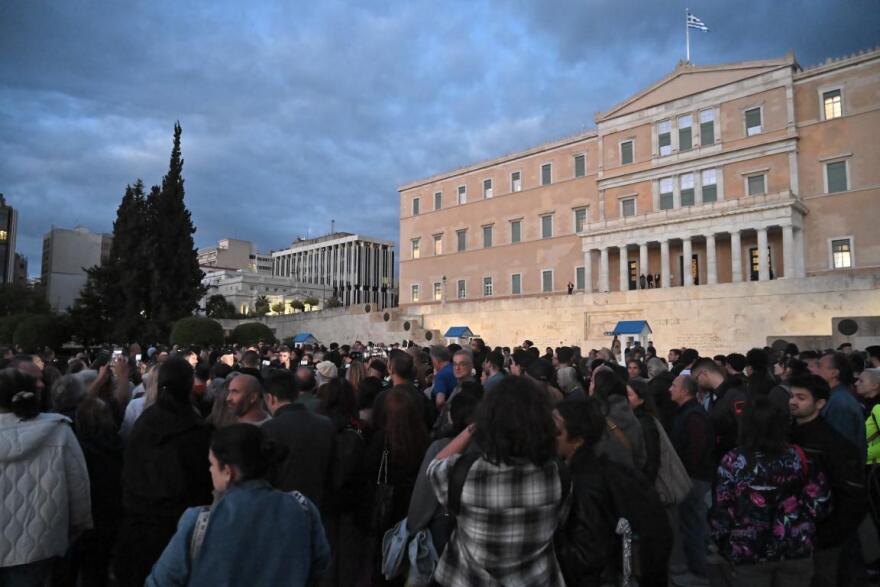 Συγκέντρωση στο Σύνταγμα, «συνεχίζω μέχρι τέλους» είπε ο Ρούτσι - Δείτε βίντεο και φωτογραφίες
